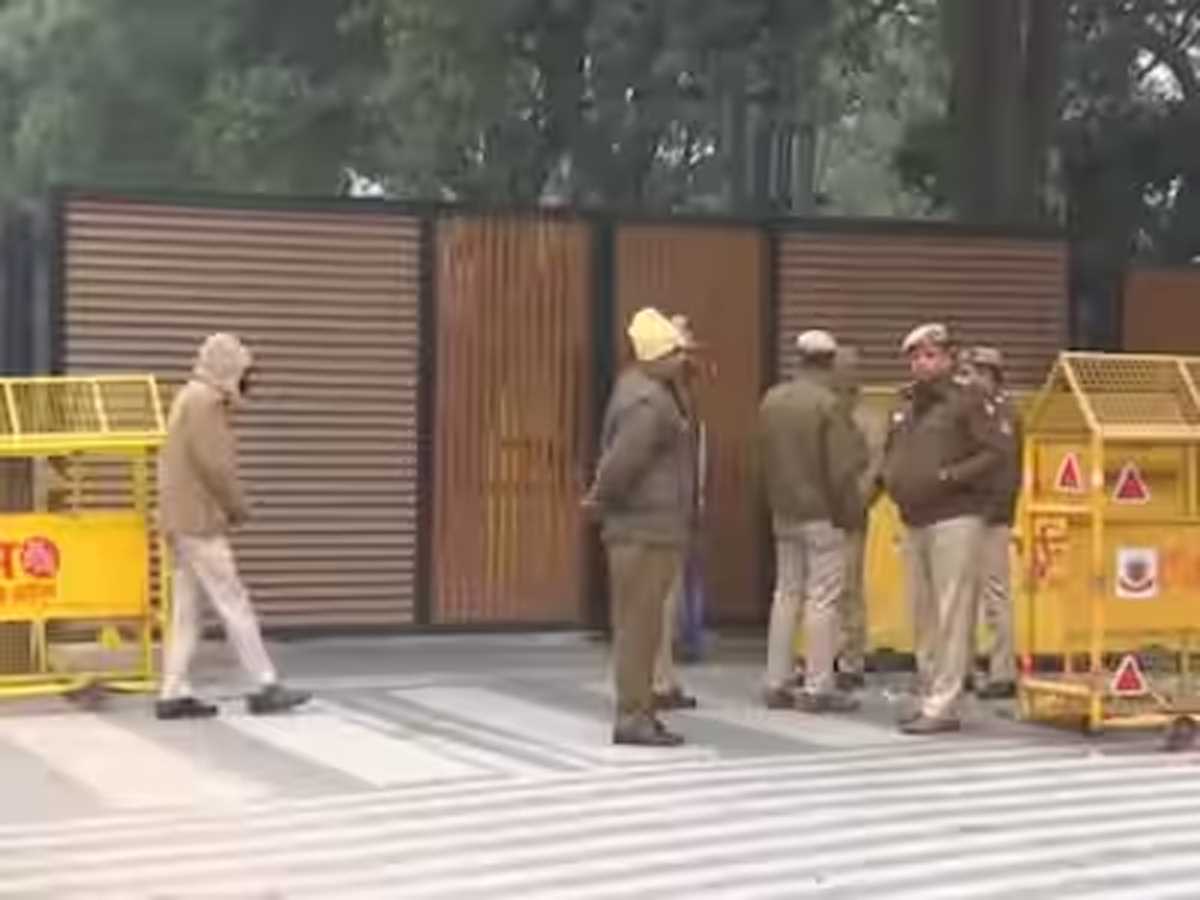 दिल्ली सीएम आवास के बाहर बढ़ाई सुरक्षा